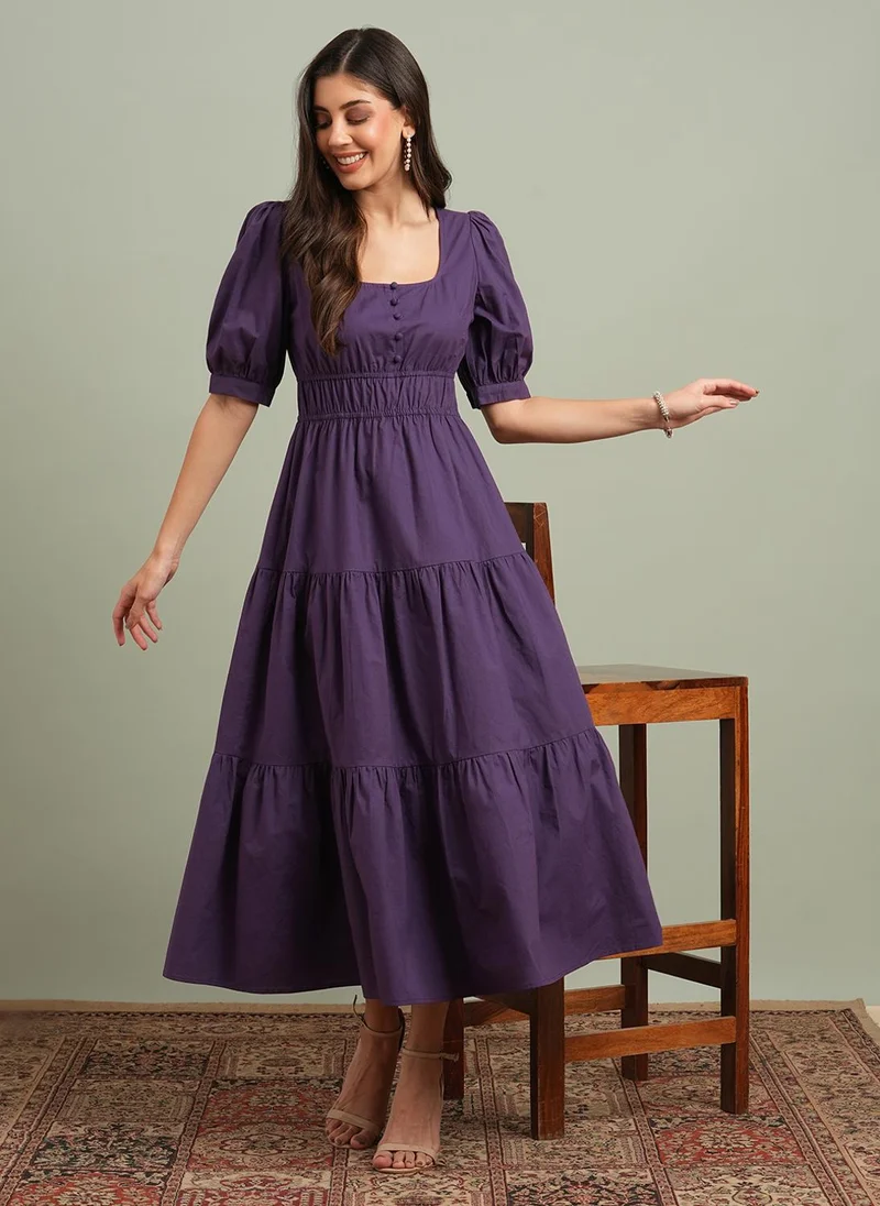 جلو باص فستان ماكسي نسائي من جلوبس بياقة مربعة وأكمام منفوشة بلون بنفسجي سادة بتصميم طبقات مناسب للمنتجع